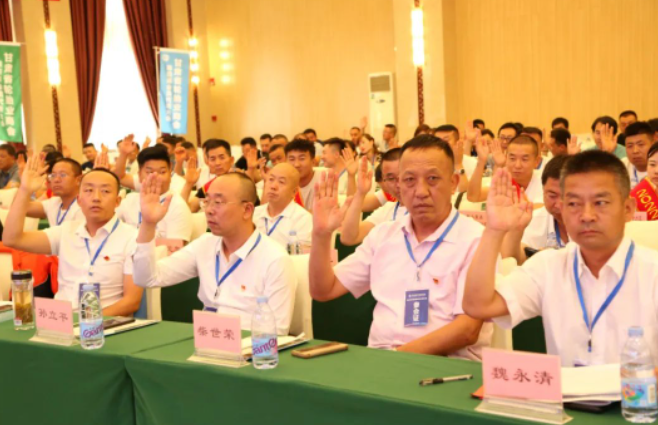 現(xiàn)場(chǎng)全體會(huì)員對(duì)于冉平同志所做第三屆工作報(bào)告、魏永清同志所做章程修改說明、龔大亮同志所做第三屆財(cái)務(wù)審計(jì)決算報(bào)告、蘇青凌同志所做的商會(huì)財(cái)務(wù)管理和會(huì)費(fèi)繳納辦法，全票通過。