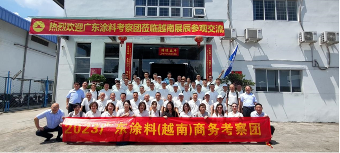 下午，考察團(tuán)抵達(dá)越南展辰，受到了展辰董事長陳冰、越南展辰總經(jīng)理李旭汕和越南展辰常務(wù)副總經(jīng)理王波的熱情歡迎。陳冰代表協(xié)會和展辰新材簡要介紹了越南展辰的情況。越南展辰是展辰新材在海外投資的第一個(gè)工廠，主要生產(chǎn)油性涂料和UV涂料，廣泛應(yīng)用于套房家具和櫥柜領(lǐng)域。據(jù)介紹，越南展辰已成為展辰國際化的重要窗口，近年來營業(yè)額逐年增長，2022年銷售規(guī)模已超過2億，員工人數(shù)超過150人，其中中籍員工50余人，越籍員工100余人。