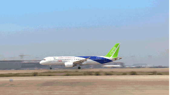 國產(chǎn)大型客機(jī)C919實(shí)現(xiàn)了歷史性的商業(yè)首飛，自上海虹橋國際機(jī)場起飛的東航MU9191航班成功降落在北京首都國際機(jī)場，開啟了中國民航工業(yè)的全新篇章。