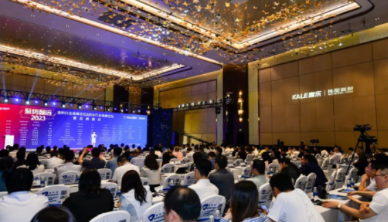 "2023年度涂料行業(yè)高峰論壇&防水行業(yè)高峰論壇暨品牌盛會(huì)"在上海舉行，來自全國各地的涂料和防水企業(yè)、渠道經(jīng)銷商、下游用戶企業(yè)以及國家和地方相關(guān)協(xié)會(huì)領(lǐng)導(dǎo)齊聚一堂。本次論壇以"聚勢 智遠(yuǎn)"為主題，旨在共同探討涂料和防水行業(yè)的發(fā)展現(xiàn)狀，并探索品牌建設(shè)的核心力量。