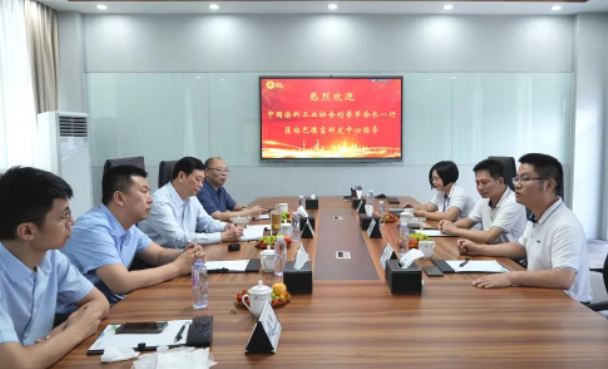 隨后的交流環(huán)節(jié)中，劉普軍會(huì)長、劉杰秘書長、彩之虹董事長顧天兵與巴德富集團(tuán)的領(lǐng)導(dǎo)展開了深入的溝通和互動(dòng)，共同探討了行業(yè)如何實(shí)現(xiàn)高質(zhì)量發(fā)展等話題。劉普軍會(huì)長表示，他將帶領(lǐng)中國涂料工業(yè)協(xié)會(huì)新一屆的領(lǐng)導(dǎo)班子繼續(xù)發(fā)揮協(xié)會(huì)的橋梁作用，為行業(yè)和企業(yè)的長足發(fā)展提供支持，助力中國涂料行業(yè)實(shí)現(xiàn)健康轉(zhuǎn)型，推動(dòng)行業(yè)朝著高質(zhì)量可持續(xù)發(fā)展的目標(biāo)邁進(jìn)。