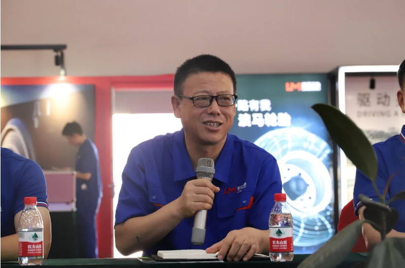 會(huì)議伊始，浪馬輪胎總經(jīng)理金永生熱烈歡迎前來(lái)參會(huì)的核心客戶，并衷心感謝他們多年來(lái)對(duì)途順輪胎的信任、支持和合作。金總強(qiáng)調(diào)，浪馬輪胎始終致力于做全鋼胎的發(fā)展戰(zhàn)略，秉持著做專、做精、做強(qiáng)、做久的理念。他強(qiáng)調(diào)了以市場(chǎng)和客戶為中心的重要性，將發(fā)現(xiàn)客戶需求和滿足客戶需求作為客戶服務(wù)工作的核心，希望繼續(xù)與合作伙伴攜手合作，準(zhǔn)確聚焦超細(xì)分市場(chǎng)，為客戶創(chuàng)造更大的價(jià)值。