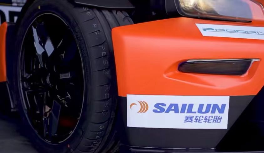 吉利銘泰集團(tuán)全新賽事IP——MINTIMES GP銘泰大賽車旗下的KTM X-BOW CUP賽事如火如荼地開(kāi)賽。作為官方指定輪胎，賽輪PD系列半熱熔輪胎為車手們的競(jìng)速之旅提供了強(qiáng)大的動(dòng)力，憑借超強(qiáng)的抓地力和極致的操控性，為現(xiàn)場(chǎng)觀眾奉獻(xiàn)了一場(chǎng)兼具速度與激情的視覺(jué)盛宴。