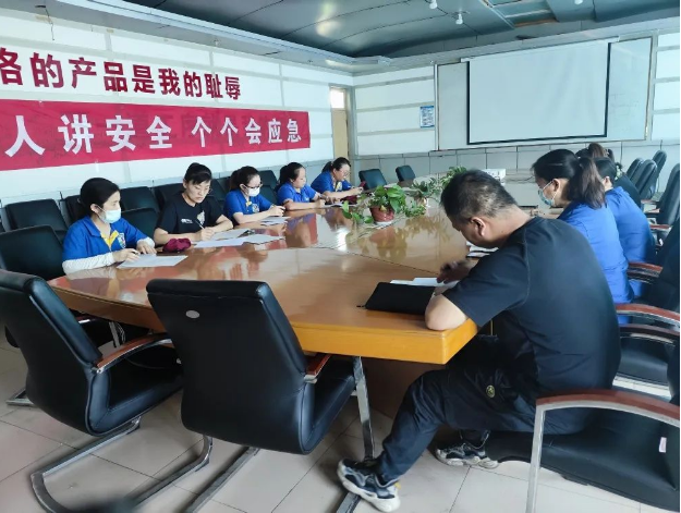 活動伊始，集團(tuán)副總趙新利和安全總監(jiān)孫明國相繼參加了各工廠的“安全生產(chǎn)月”動員大會，并發(fā)表了重要講話。會議結(jié)束后，與會人員紛紛在橫幅上簽名，標(biāo)志著“安全生產(chǎn)月”活動正式拉開序幕。隨后，華盛橡膠集團(tuán)的各個工廠相繼舉行了盛大的啟動儀式。