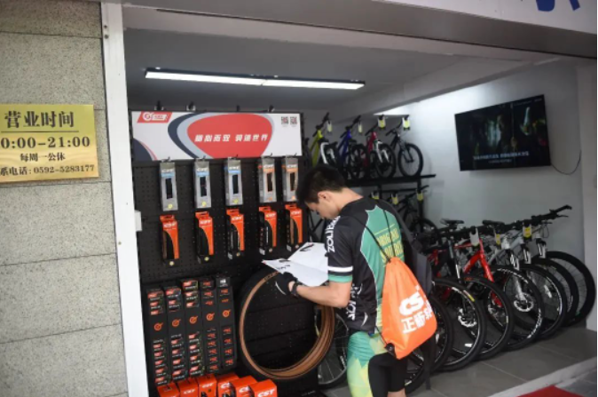 隨后,廈門速博自行車俱樂部與正新自行車胎福建省代理商簽約,達成合作協(xié)議。 隨后,廈門速博自行車俱樂部與正新自行車胎福建省代理商簽約,達成合作協(xié)議。