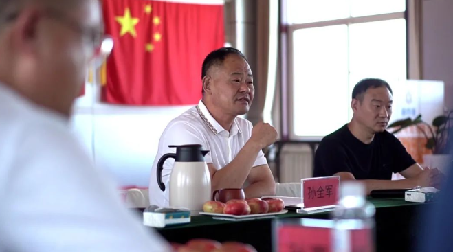 在會上，董事長孫全軍發(fā)表了重要講話。他指出，市場營銷工作是企業(yè)發(fā)展的關鍵，上半年銷售工作雖然取得了一定成績，但仍存在較大的提升空間。孫全軍強調，下半年各代理商應以“咬定青山不放松”的精神狀態(tài)，努力實現(xiàn)在線纜銷售量的突破。