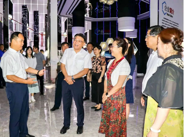 濟(jì)寧市政協(xié)副主席、市工商聯(lián)主席李敬一行于7月19日到訪山東濱澳電線電纜有限公司，對(duì)企業(yè)的發(fā)展和創(chuàng)新工作進(jìn)行了調(diào)研指導(dǎo)。此次調(diào)研活動(dòng)得到了濱州市政協(xié)副主席侯學(xué)峰、市政協(xié)黨組成員甄恩如以及園區(qū)領(lǐng)導(dǎo)的陪同。