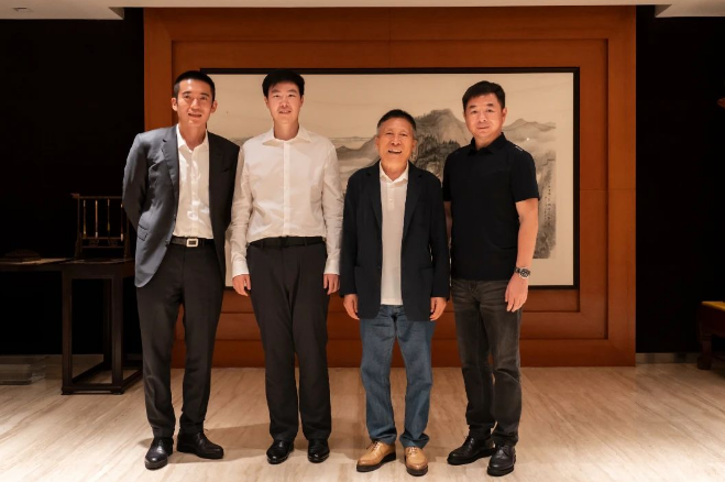 江蘇興達鋼簾線有限公司副總經(jīng)理劉濤攜杭友明一行蒞臨華勤集團進行考察交流。華勤集團黨委書記牛宜順與總經(jīng)理牛飛熱情接待了這次重要的訪問。