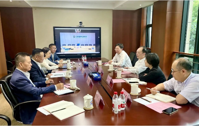 卡博特公司執(zhí)行副總裁、高性能材料業(yè)務(wù)總裁、亞太區(qū)總裁朱戟率領(lǐng)代表團(tuán)與華誼集團(tuán)黨委書記、董事長(zhǎng)顧立立等相關(guān)領(lǐng)導(dǎo)進(jìn)行了一次重要的會(huì)晤。雙方在友好的氛圍中深入探討了進(jìn)一步加強(qiáng)合資項(xiàng)目的運(yùn)營(yíng)與業(yè)務(wù)合作，以及未來潛在合作機(jī)會(huì)等關(guān)鍵議題。