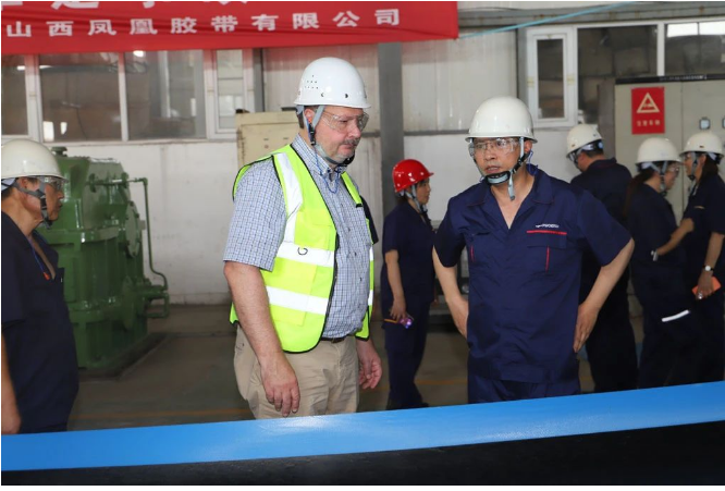 康迪泰克集團亞太工業(yè)解決方案事業(yè)群運營負責人Frank Riechers和運營財務控制負責人Chris Heelan到山西鳳凰膠帶有限公司黎城西仵生產(chǎn)基地進行實地考察和調(diào)研。