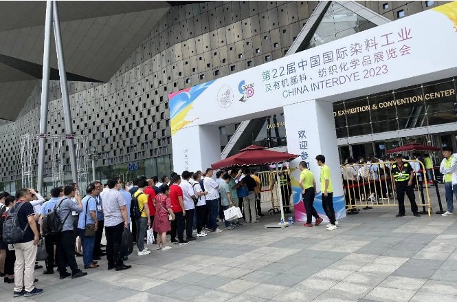 第22屆中國(guó)國(guó)際染料工業(yè)及有機(jī)顏料、紡織化學(xué)品展覽會(huì)在上海世博展覽館圓滿落幕。本屆展會(huì)吸引了來(lái)自全球15個(gè)國(guó)家和地區(qū)的600余家企業(yè)報(bào)名參展，展出總面積高達(dá)50000平方米。展會(huì)中涵蓋了各類(lèi)先進(jìn)的環(huán)保型染料、有機(jī)顏料、助劑、中間體、儀器環(huán)保設(shè)備、配套服務(wù)等，為企業(yè)創(chuàng)造了新的機(jī)遇，拓展了新的市場(chǎng)。