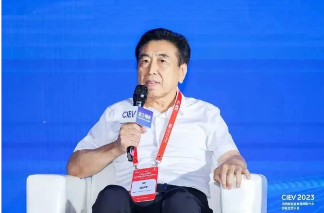 除袁仲雪外，賽輪集團(tuán)PCR配套總監(jiān)汪永祥也受邀參加了供應(yīng)鏈協(xié)同發(fā)展論壇等會(huì)議。這次大會(huì)為國(guó)際新能源智能網(wǎng)聯(lián)汽車產(chǎn)業(yè)領(lǐng)域的交流合作提供了難得的機(jī)遇，參會(huì)專家學(xué)者紛紛表示，將共同致力于推動(dòng)新汽車產(chǎn)業(yè)的健康發(fā)展，為建設(shè)更加清潔、綠色的交通出行貢獻(xiàn)力量。