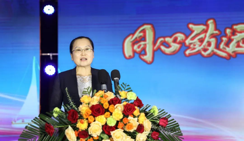 姜妍在致辭中指出，過去十年是豐源輪胎公司打基礎(chǔ)、謀長遠的十年。今后，該公司將積極學習國家級和世界級輪胎企業(yè)的先進經(jīng)驗，為全區(qū)全市的“強工興產(chǎn)、轉(zhuǎn)型突圍”貢獻更大力量。