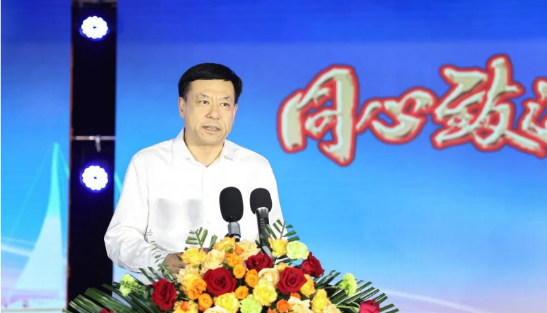 侯宇剛在致辭中指出，豐源輪胎公司重組投產(chǎn)10周年是企業(yè)發(fā)展史上的一個里程碑，具有巨大的變革意義。面對當前新形勢和任務(wù)，豐源輪胎公司努力抓住新能源汽車快速發(fā)展和資本市場深刻變革的機遇，致力于成為中國橡膠工業(yè)的標桿企業(yè)。