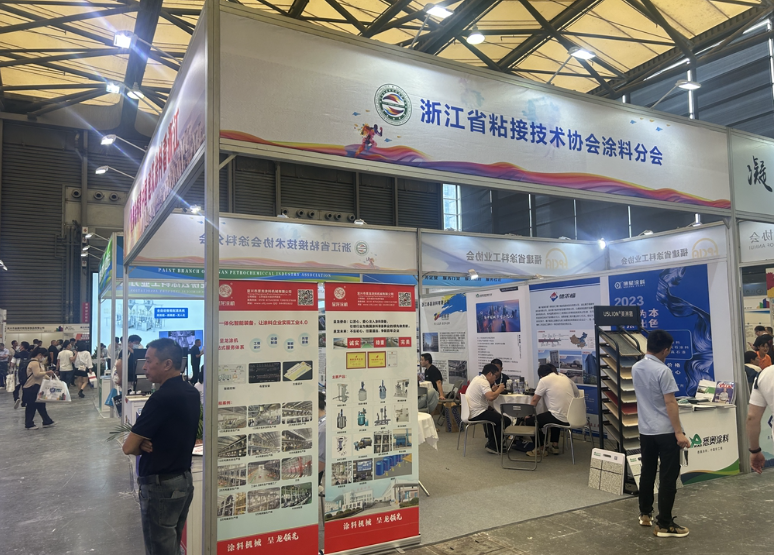 近日，浙江省粘接技術(shù)協(xié)會涂料分會聯(lián)合浙江地區(qū)涂料企業(yè)，共同參展本屆涂料展覽會，旨在加強與全國涂料產(chǎn)業(yè)鏈同仁的技術(shù)研發(fā)、產(chǎn)學(xué)研合作、技術(shù)服務(wù)和創(chuàng)新成果轉(zhuǎn)化等方面的合作。據(jù)了解，該分會的展位吸引了眾多參展觀眾駐足體驗、洽談，展位活躍度較高。