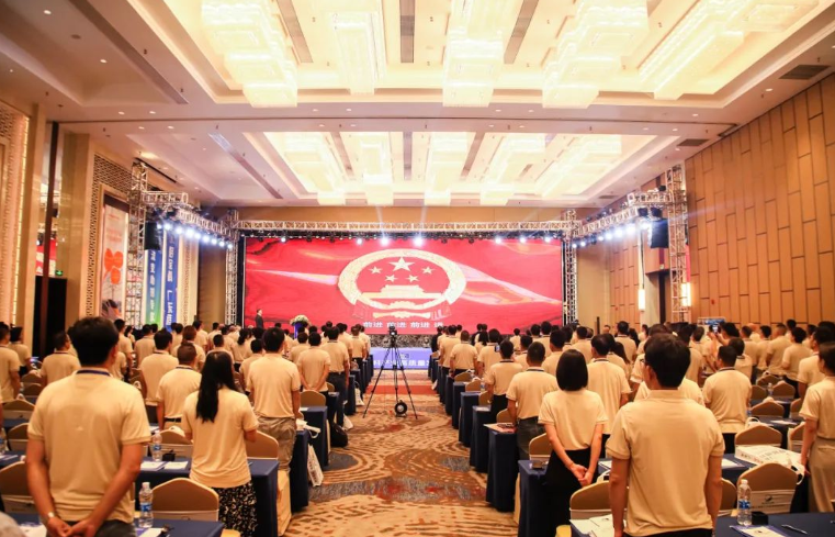 以“守正創(chuàng)新 提質(zhì)增效”為主題的2023廣東涂料產(chǎn)業(yè)高質(zhì)量發(fā)展大會暨廣東省涂料行業(yè)協(xié)會第九屆第三次會員代表大會在江門鶴山福朋喜來登酒店盛大舉行。來自廣東省工業(yè)與信息化廳材料處、應(yīng)急管理廳?；幰约巴苛闲袠I(yè)協(xié)會等領(lǐng)導(dǎo)，以及行業(yè)各理事單位、會員單位、涂料行業(yè)媒體代表等近500人參加此次盛會，共同探討廣東涂料產(chǎn)業(yè)的高質(zhì)量發(fā)展之路。