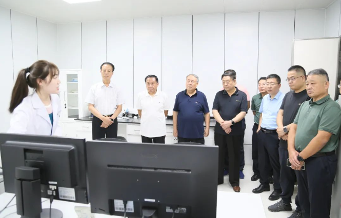山東省道路運輸協(xié)會會長孫慶民攜帶代表團一行訪問賽輪集團。賽輪集團總裁謝小紅親自接待了這位重要的客人，并帶領他們參觀了集團總部。