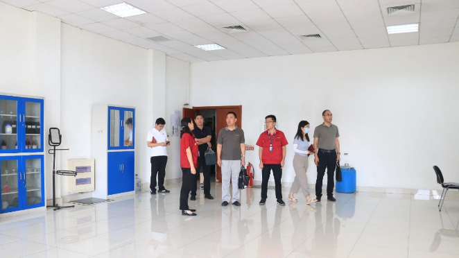 山東省東營市科技局四級(jí)調(diào)研員王新俊，市科技局農(nóng)社科科長、機(jī)關(guān)黨委負(fù)責(zé)人楊行德，市科技局高新科負(fù)責(zé)人馬向明等領(lǐng)導(dǎo)到萬達(dá)寶通輪胎公司進(jìn)行了深入調(diào)研和指導(dǎo)工作。墾利區(qū)科技局黨組書記、局長張鵬，區(qū)科技局研究室主任張芳芳陪同。