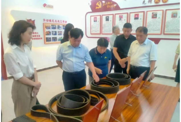 開封市政協(xié)副主席兼市財政局黨組書記、局長孫國才率領(lǐng)市政協(xié)代表團，共22人一行，蒞臨金久龍實業(yè)有限公司，深入調(diào)研該企業(yè)的發(fā)展狀況。陪同調(diào)研的還有縣政協(xié)副主席楊清泉及縣委統(tǒng)戰(zhàn)部有關(guān)負責(zé)人。