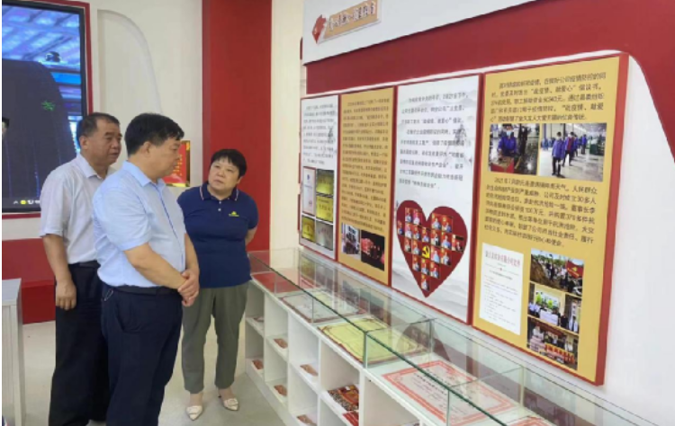 孫國才一行在參觀了金久龍公司的“五心先鋒”展廳后，聽取了該金久龍公司黨委書記兼總經(jīng)理王運紅對企業(yè)情況的介紹，詳細了解了金久龍公司發(fā)展歷程、生產(chǎn)經(jīng)營、技術(shù)創(chuàng)新以及人才需求等方面的詳細介紹。王運紅對金久龍公司取得的杰出業(yè)績感到自豪，并表示公司將堅持創(chuàng)新發(fā)展，為開封市高質(zhì)量發(fā)展貢獻更大力量。