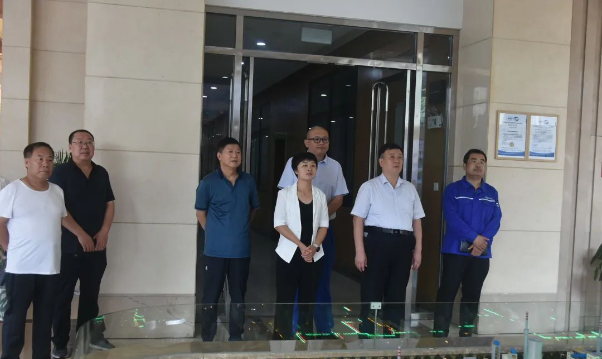 河津市政協(xié)副主席呂平率調(diào)研團(tuán)隊(duì)一行于8月11日上午到西安侖化工有限公司調(diào)研。參與此次調(diào)研的還有僧樓鎮(zhèn)黨委書記劉曉霞、安侖化工生產(chǎn)副總孟慶鐸等。
