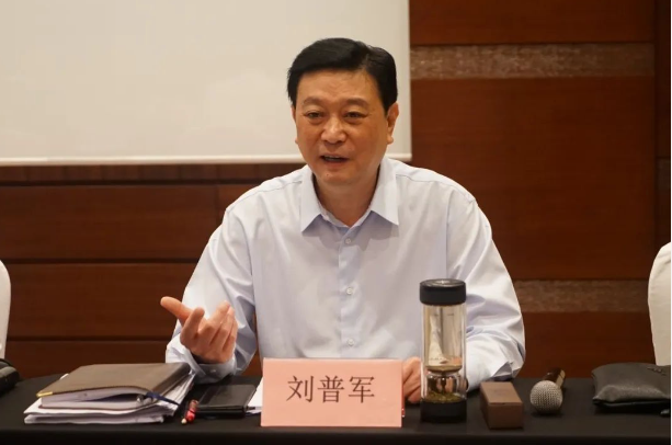 中國涂料工業(yè)協(xié)會(huì)于8月2日召開中國涂料高質(zhì)量發(fā)展座談會(huì)，就涂料行業(yè)的未來發(fā)展進(jìn)行了深入研討。會(huì)上，行業(yè)內(nèi)重要企業(yè)的領(lǐng)導(dǎo)人齊聚一堂，共同探討了當(dāng)前涂料行業(yè)的發(fā)展形勢以及如何引領(lǐng)行業(yè)向高質(zhì)量發(fā)展邁進(jìn)。