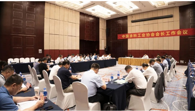 除劉普軍會(huì)長(zhǎng)外，會(huì)議還吸引了中國(guó)涂料工業(yè)協(xié)會(huì)名譽(yù)會(huì)長(zhǎng)孫蓮英、副會(huì)長(zhǎng)丁艷梅以及秘書長(zhǎng)劉杰的關(guān)注和參與。整個(gè)會(huì)議充滿了積極的討論和交流氛圍。