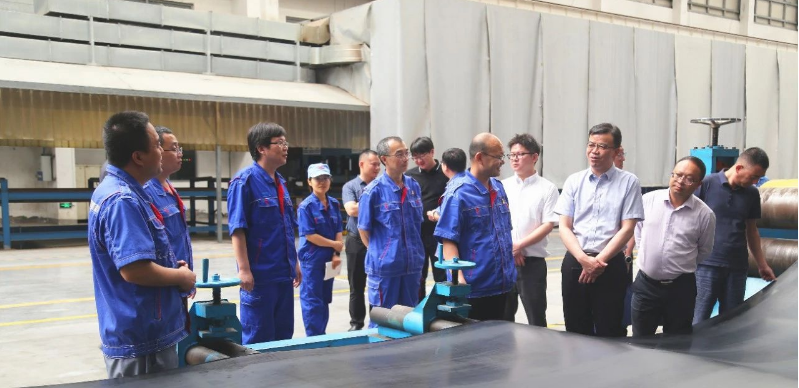 云南省工業(yè)和信息化廳副廳長(zhǎng)浦麗合一行于8月11日上午蒞臨青島橡六輸送帶有限公司進(jìn)行考察。此次調(diào)研旨在深入了解青島橡六在橡膠行業(yè)的發(fā)展?fàn)顩r，促進(jìn)合作共贏，推動(dòng)云南橡膠產(chǎn)業(yè)的騰飛。