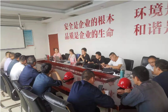 邯鄲黑貓公司特聘安全生產(chǎn)專家團隊前往公司，為其安全生產(chǎn)工作提供指導和幫扶。經(jīng)過對現(xiàn)場生產(chǎn)車間的深入排查，公司在專家團隊的建議下，積極整改問題，進一步加強了安全管理和風險防控措施，以確保員工的安全和生產(chǎn)環(huán)境的穩(wěn)定。