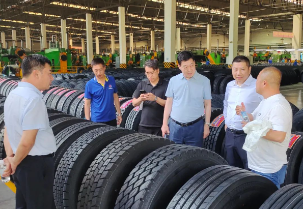 雙方首先參觀了大連輪胎的生產(chǎn)車間，陳健總裁重點介紹了公司的生產(chǎn)工藝和先進設(shè)備，向客人們詳細講解了公司產(chǎn)品的特點和優(yōu)勢。