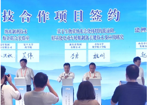 本次會(huì)議的主題緊扣“科技創(chuàng)新與新型工業(yè)化”，涵蓋了重點(diǎn)項(xiàng)目簽約儀式、高端論壇等多項(xiàng)活動(dòng)。據(jù)了解，新東岳集團(tuán)作為會(huì)議的重要參與者之一，在會(huì)上與全球材料科學(xué)領(lǐng)域的頂尖科學(xué)家魏剛高級(jí)研究員成功簽約，雙方將共同建立產(chǎn)學(xué)研合作關(guān)系。這一合作旨在推動(dòng)科技成果轉(zhuǎn)化，服務(wù)企業(yè)，提升科研水平與創(chuàng)新能力，共同探索產(chǎn)業(yè)升級(jí)、技術(shù)攻關(guān)、人才培育等多領(lǐng)域的深度合作。