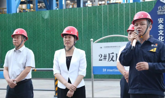 趙偉對崔市長一行的到訪表示了熱烈的歡迎，并向調(diào)研團隊詳細介紹了烏海黑貓的生產(chǎn)經(jīng)營情況。他表示，烏海黑貓將認真貫徹崔市長提出的工作要求，確保企業(yè)今年的生產(chǎn)經(jīng)營目標得以順利完成。