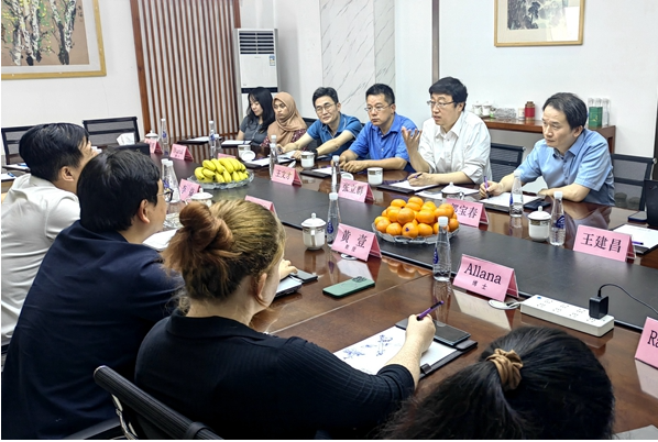在座談交流中，楊水清董事長詳細介紹了公司發(fā)展狀況，并強調(diào)了與英國愛丁堡大學在新材料領域的合作進展。他表達了與高校合作的愿望，希望充分利用學科和人才資源優(yōu)勢，實現(xiàn)合作共贏。