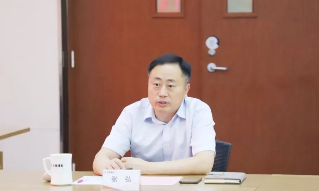 在會議上，北新防水副總經(jīng)理張弘回顧了北新防水的發(fā)展歷程和產(chǎn)業(yè)發(fā)展情況，并強(qiáng)調(diào)了雙方在價值觀和合作基礎(chǔ)方面的契合。他表示，雙方在新型綠色建材開發(fā)領(lǐng)域擁有廣闊的合作空間，希望通過此次戰(zhàn)略合作簽約，啟動一系列綠色產(chǎn)品開發(fā)項(xiàng)目，不僅加深雙方合作，更實(shí)現(xiàn)強(qiáng)強(qiáng)聯(lián)合、共同發(fā)展的目標(biāo)。