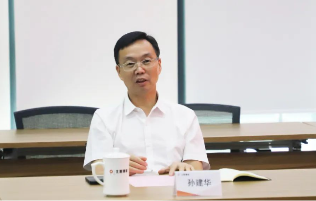 株洲橡膠院的孫建華也在會上介紹了該院的發(fā)展歷程、技術(shù)開發(fā)成果等。他指出，北新防水在資源整合、品牌塑造和市場推廣方面經(jīng)驗(yàn)豐富，而株洲橡膠院在技術(shù)開發(fā)能力和成果方面頗具實(shí)力。雙方將以產(chǎn)業(yè)化前景明確的項(xiàng)目為切入點(diǎn)，實(shí)現(xiàn)資源共享，共同推動企業(yè)高質(zhì)量發(fā)展。