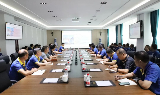 華盛橡膠集團于8月27日在其技術(shù)研發(fā)中心舉行了2023年“質(zhì)量月”的啟動會議。這次會議聚焦于質(zhì)量的重要性，旨在通過一系列活動，夯實質(zhì)量基石，構(gòu)建質(zhì)量強企的目標。出席會議的有華盛橡膠集團高層領(lǐng)導趙瑞青總經(jīng)理、張玉亮副董事長、田永山副總經(jīng)理，以及各工廠主要負責人、研發(fā)中心部門主管等。