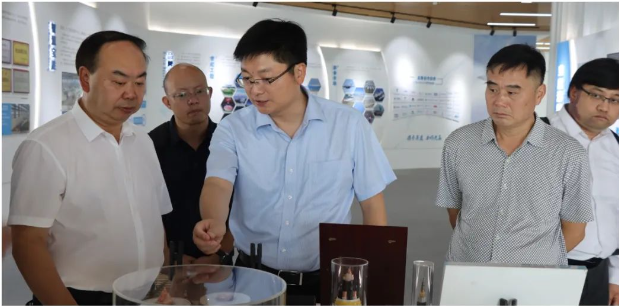 安順市副市長(zhǎng)楊平一行蒞臨寶勝調(diào)研企業(yè)生產(chǎn)經(jīng)營(yíng)情況。寶勝股份黨委書記、董事長(zhǎng)生長(zhǎng)山，黨委副書記、工會(huì)主席宋宇峰，黨委委員、副總經(jīng)理、總工程師陳大勇等公司領(lǐng)導(dǎo)陪同。