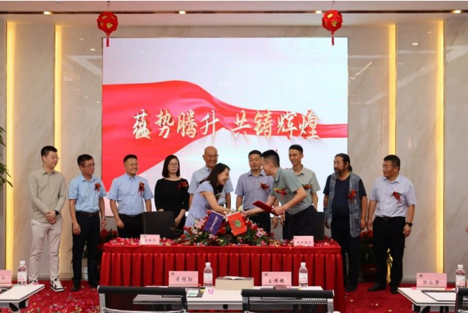 最后，在九環(huán)機(jī)械股份有限公司總裁辛程勛和青島泰凱英專用輪胎股份有限公司黨委書記郭永芳的共同見證下，雙方的代表上臺(tái)進(jìn)行了正式簽約。這一重要時(shí)刻在熱烈的掌聲中完成，象征著兩家企業(yè)正式啟動(dòng)全新的合作篇章。