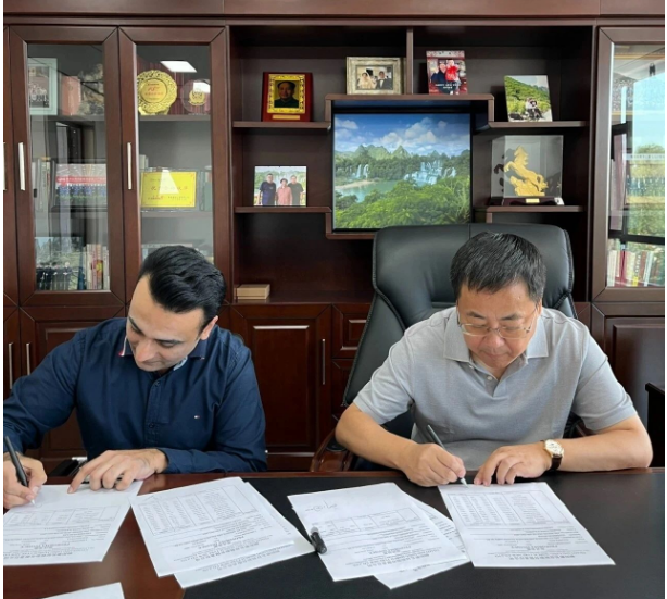 日前，朝陽新長征輪胎有限責任公司迎來了一位特別的客商賽伊德，這是因為受到疫情影響，他們已經(jīng)有四年沒有見面了。賽伊德是一家巴基斯坦公司的負責人，他們向中國銷售新長征輪胎生產(chǎn)的斜交胎已經(jīng)有50多年的歷史。