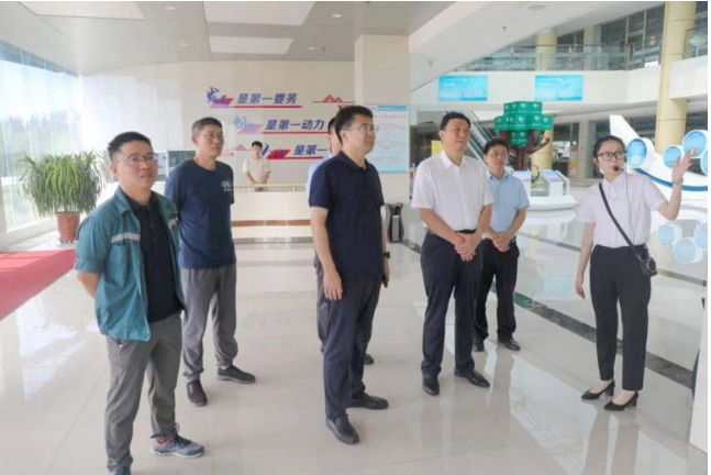 ，劉普軍會長一行抵達焦作市，受到了龍佰集團董事長和奔流以及黨委書記張剛的熱情接待。龍佰集團向代表團介紹了公司的發(fā)展歷程，并帶領(lǐng)他們參觀了硫酸法和氯化法鈦白粉生產(chǎn)工廠、企業(yè)技術(shù)中心等設(shè)施。座談交流中，劉普軍會長對龍佰集團在環(huán)保方面的努力給予了充分肯定，他提出了對企業(yè)未來發(fā)展的殷切希望，鼓勵企業(yè)在環(huán)保標準、技術(shù)創(chuàng)新等方面繼續(xù)發(fā)力，為綠色發(fā)展貢獻力量。