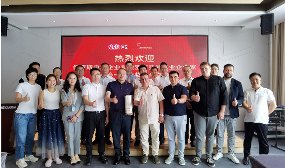 俄羅斯電纜企業(yè)和俄羅斯亞洲工業(yè)企業(yè)家聯(lián)合會(huì)代表一行，蒞臨廣東省電線電纜行業(yè)協(xié)會(huì)進(jìn)行友好交流訪問。受到了協(xié)會(huì)執(zhí)行會(huì)長劉濤、副秘書長郭玉蓉，以及廣東省連接器協(xié)會(huì)秘書長梁宇彤的熱情歡迎。