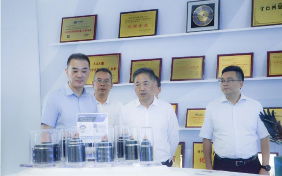 在萬馬創(chuàng)新園的展廳，宦金元副市長一行詳細(xì)了解了萬馬股份的發(fā)展歷程、核心業(yè)務(wù)、產(chǎn)業(yè)結(jié)構(gòu)和產(chǎn)品優(yōu)勢等。他們不僅聆聽了公司高管關(guān)于光伏項(xiàng)目的介紹，還觀看了相關(guān)的項(xiàng)目視頻。這次考察使他們對萬馬股份在新智造電纜領(lǐng)域的概況以及在企業(yè)綠色發(fā)展方面取得的成果有了更加具體的了解。