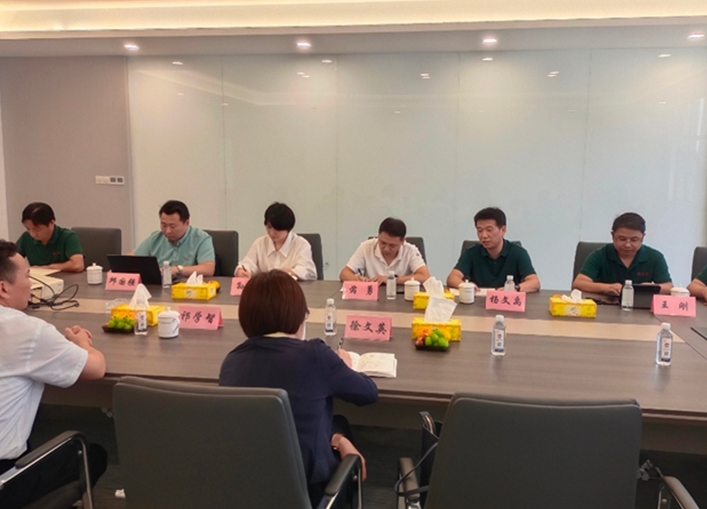 徐文英一行首先參觀了南通回力的項目展廳，隨后踏入再生橡膠加工回用車間，詳細(xì)了解了從原材料加工到成品橡膠生產(chǎn)的整個工藝流程。他們仔細(xì)詢問了車間內(nèi)設(shè)備的運轉(zhuǎn)情況，以及智能化車間的建設(shè)進(jìn)展。據(jù)了解，南通回力橡膠利用智能化技術(shù)，能夠準(zhǔn)確滿足不同客戶的生產(chǎn)需求，其系列橡膠制品在輪胎、膠板、膠管、膠帶、膠鞋等領(lǐng)域具有可靠的質(zhì)量和廣泛的適用性。