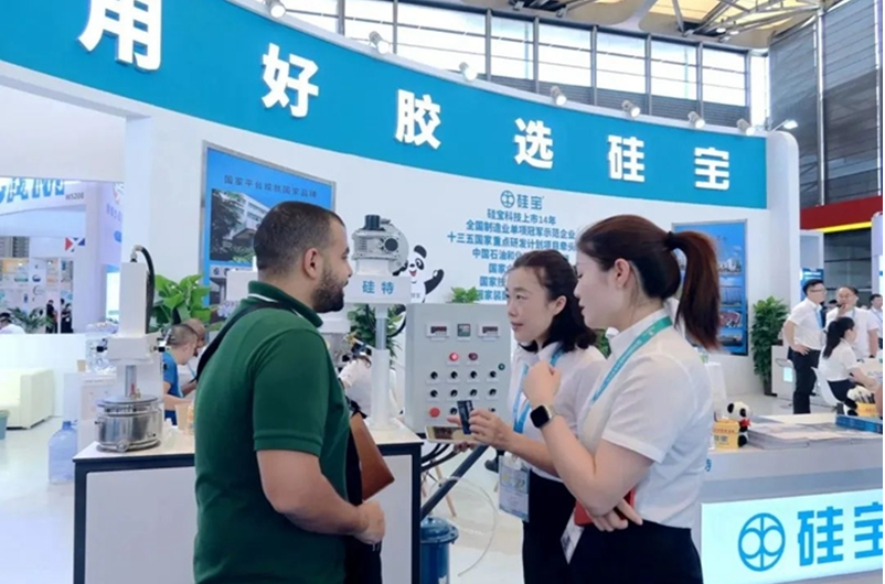 此外，硅寶科技還展示了硅烷偶聯(lián)劑和專業(yè)制膠設(shè)備，這些展品也受到了專業(yè)觀眾的熱切關(guān)注。展會現(xiàn)場，各業(yè)內(nèi)知名專家和領(lǐng)導(dǎo)紛紛蒞臨硅寶展臺慰問，并鼓勵硅寶繼續(xù)在有機(jī)硅密封膠行業(yè)中發(fā)揮引領(lǐng)作用。
