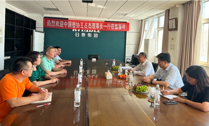9月2日上午，王占杰理事長(zhǎng)一行前往河北日泰新型管材(集團(tuán))有限公司，董事長(zhǎng)朱清國(guó)、總經(jīng)理林向京、生產(chǎn)總監(jiān)王波濤、研發(fā)總監(jiān)潘濤、產(chǎn)品經(jīng)理依明哲等陪同進(jìn)行了生產(chǎn)車(chē)間參觀和座談交流。朱清國(guó)董事長(zhǎng)介紹了公司的發(fā)展歷程和主營(yíng)方向，強(qiáng)調(diào)了公司將繼續(xù)為行業(yè)發(fā)展貢獻(xiàn)力量。