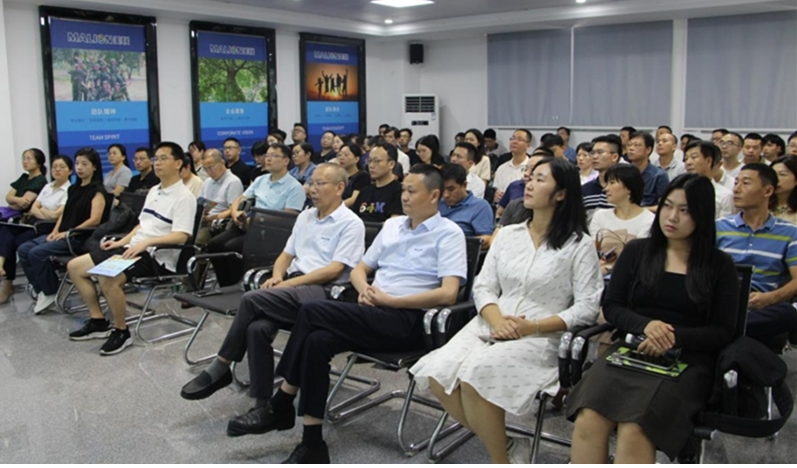 廣東省工業(yè)和信息化廳主辦、中山大學(xué)承辦的2023年廣東省創(chuàng)新能力建設(shè)專題研修班來到廣東美聯(lián)新材料股份有限公司總部考察。本次活動旨在促進企業(yè)間的交流與合作。