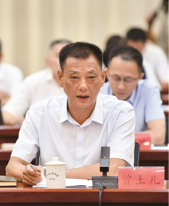 福建省三明市召開了一場民營經(jīng)濟發(fā)展座談會，旨在聽取民營企業(yè)對產(chǎn)業(yè)發(fā)展的意見和建議。在會上，三明正元化工有限公司的董事長曾土兒分享了該公司的發(fā)展歷程和關于白炭黑產(chǎn)業(yè)的見解。