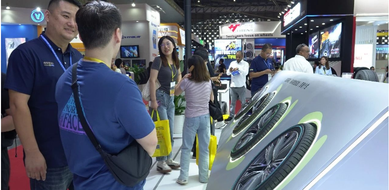 不僅如此，賽輪集團(tuán)還展示了其液體黃金轎車胎產(chǎn)品家族中的高端定制輪胎產(chǎn)品，即液體黃金彩邊胎。這些輪胎以朱砂紅、孔雀藍(lán)、耀金黃和熒光綠等炫彩高顏值的設(shè)計(jì)，滿足了更多車主的個(gè)性化用胎需求。