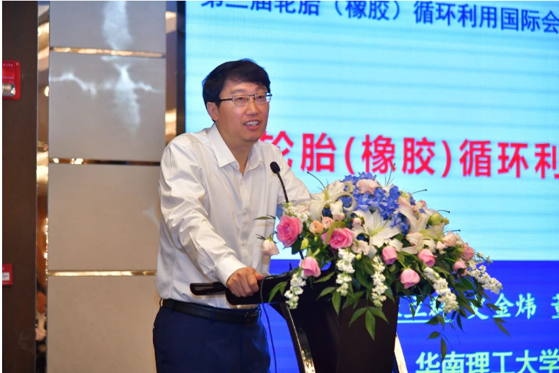 主題演講環(huán)節(jié)中，中國輪胎循環(huán)利用協(xié)會榮譽(yù)會長、華南理工大學(xué)校長、中國工程院院士張立群深刻解析了輪胎(橡膠)循環(huán)利用領(lǐng)域的世界科技發(fā)展前沿技術(shù)。中國輪胎循環(huán)利用協(xié)會會長李衛(wèi)東則提出了行業(yè)今后的發(fā)展目標(biāo)和協(xié)會工作思路，闡述了促進(jìn)行業(yè)高質(zhì)量發(fā)展的具體措施。