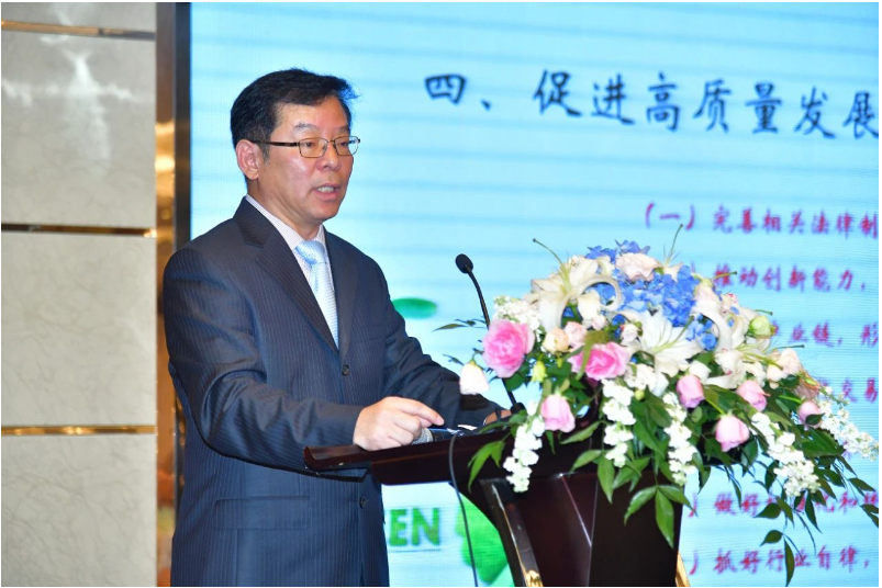 中國輪胎循環(huán)利用協(xié)會會長李衛(wèi)東則提出了行業(yè)今后的發(fā)展目標(biāo)和協(xié)會工作思路，闡述了促進(jìn)行業(yè)高質(zhì)量發(fā)展的具體措施。